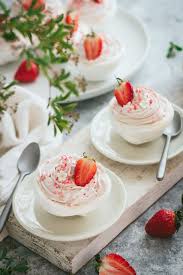 Chic Chic Chocolat Pavlovas Aux Fraises Chantilly A La Fraise Recette Patisserie Facile Dessert Facile Et Rapide Recette Cupcake