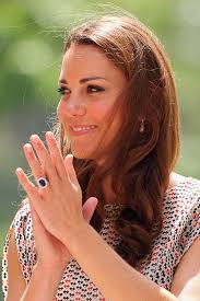 Les répliques se vendent à tous les prix dans les bijouteries et sur internet. La Bague De Fiancailles De Kate Middleton