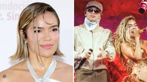 ¿Karol G no quiso abrazar a Peso pluma en Coachella? El momento quedó captado en video
