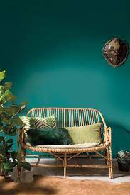 decorative cushions tropical hipvan donkergroene muren kleurrijke kamers woonkamer schilderijen