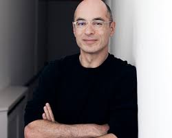 L'histoire commence tout de suite avec le spectacle d'hypnose ce qui nous amène dans l'action. Bernard Werber A Ouvert La Boite De Pandore Relikto