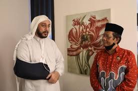 Pelaku penusukan syakh ali jaber yaitu alfin andrian mengaku tidak ada yang menyuruh. Jenguk Syekh Ali Jaber Mahfud Md Janjikan Proses Hukum Transparan Dan Tuntas