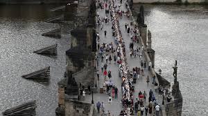 Je vakantie kan er namelijk iets anders uitzien dan je gewend bent. Tsjechie Viert Einde Corona Met Officieel Feest Met Meer Dan 1 000 Aanwezigen In Praag Newsmonkey