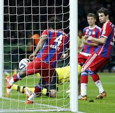 Mats hummels verschuldet mit seinem eigentor die niederlage gegen frankreich. Bvb Gegen Bayern Dante Klart Im Dfb Pokal Finale Den Hummels Kopfball Hinter Der Linie Bilder Fotos Welt