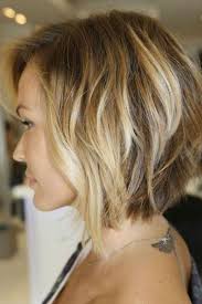 Idee De Carre Plongeant Degrade Coiffure Coupe De Cheveux Coiffure Carre Degrade