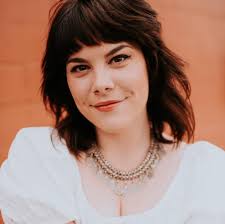 Amanda Oldham's Instagram, Twitter & Facebook