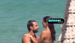 Η χριστίνα μπόμπα είναι γνωστή για το καλό της γούστο στο να επιλέγει τα κατάλληλα ρούχα είτε μέσα είτε έξω από το σπίτι. Xristina Mpompa Me Apokalyptiko Magio Sthn Agkalia Toy Tanimanidh V
