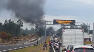 Também teve manifestação em assis. Manifestacao Causou Engarrafamento Nos Dois Sentidos Da Rodovia Bauru Jau Revista Atencao