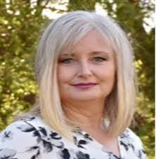 Lisa Mower's Instagram, Twitter & Facebook