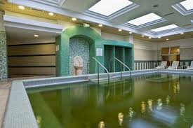 De zeci de ani, doritorii de sănătate vin în pelerinaj la faimosul lac ursu, pentru a iar hotelul este bine dotat pentru a vă pregăti pentru un weekend balnear relaxant şi revigorant. Sovata Surpriza Antistres Din Å£ara De NicÄieri