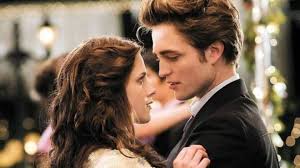 Перевод слова twilight, американское и британское произношение, транскрипция, словосочетания, примеры использования. The Entire Twilight Saga Is Coming To Netflix This October Tyla