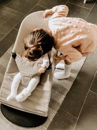 Echte Liefde In De Babybjorn Wipstoel Kan Je Kindje Lekker Zitten En Met Een Ukje Hoes Houdt Je Je Stoel Makkelijk Schoon De Hoes Baby Bjorn Hoes Kus Je