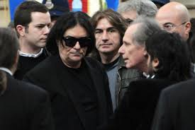 Mia martini e loredana bertè (fonte foto www.quotidianodelsud.it) anche leda, sorella maggiore di mimì e loredana, ha sempre denunciato alcuni dubbi sulle circostanze della morte di mia martini, sostenendo che il suo non sarebbe stato un suicidio per overdose di stupefacenti. I Funerali Di Lucio Dalla Le Lacrime I Fiori Gli Amici