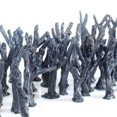 Forêt » de Dominique PILET Voici une partie de son installation de 59 sculptures en forme d'arbres, modelées en terre, biscuitées et recouvertes d'émaux noirs métallescents. Les troncs noircis qui ne