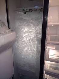 As soon as the cubes are frozen they fall into the ice cube container. This Is What Happens When You Take The Ice Tray Out Of A Freezer With An Automatic Ice Maker Funny