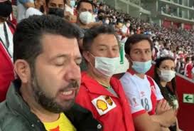 Alberto Caicedo cantó el Himno Nacional en medio de los seguidores peruanos 