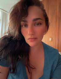 Decidí ver la vida con amor…. Dejé de sobrepensar lo que no puedo controlar  y de agrandar los problemas, entendí que la vida no es lo que me pasa, sino  cómo decido