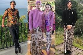 Kanigaran merupakan salah satu pakaian adat yang seiring dengan perkembangan zaman, model pakaian batik pun kian beragam. 6 Istilah Pakaian Adat Jawa Tengah Yang Harus Kamu Ketahui