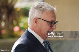 Phil Schiller, fellow at Apple Inc., leaves federal court in Oakland,...  News Photo