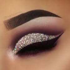 If you're one to follow beauty vloggers, then you must know about cut crease makeup. Glitter Cutcrease Purple Liquid Lipstick Liner Atemberaubende Augen Make Up Augen Flussiger Lippenstift