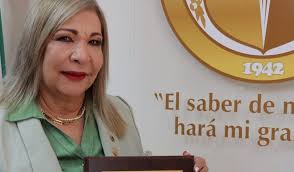 Leticia María González Velásquez es reconocida como profesor distinguido  por el INCP