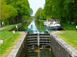 La construction du canal débutera en 1811 mais après l'exil de napoléon ce n'est qu'en 1824 que les travaux commenceront réellement. Le Canal De Nantes A Brest A Velo Itineraire Detaille Et Hebergements Les Parents Voyageurs