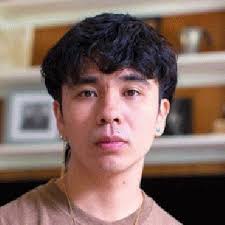 Ocean Vuong Biografia