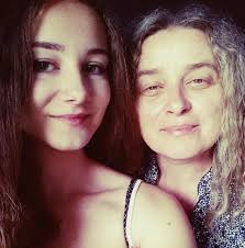 Poštovane kolege, roditelji i učenici, Kolektiv JU OŠ"Harmani I" ,Bihać je  ostao bez vrijednog radnika,privrženog kolege i omiljene učiteljice ...  Jutros nas je napustila naša draga Sanela Kadirić... Duboko potreseni,  porodici i