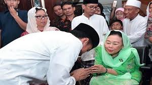 Jadi terlepas laduni atau bukan, gus dur itu kutu buku. Begini Jawaban Istri Gus Dur Sinta Nuriyah Saat Jokowi Minta Restu Dan Dukungan Di Pilpres 2019 Tribun Kaltim
