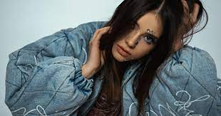Den rumenske kringkasteren tvr har offentliggjort at roxen, som skulle representere romania i årets konkurranse med låten «alcohol you», får representere landet i eurovision song contest 2021. Roxen Will Sing For Romania At Eurovision 2020 Escdaily