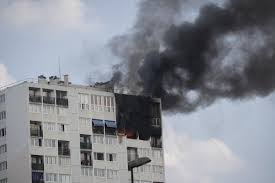 Un important incendie ravage un entrepôt textile. Incendie A Aubervilliers Un Enfant De 10 Ans Mis En Examen