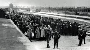 Dennoch wurde ein luftangriff auf das vernichtungslager verworfen. Auschwitz Ein Ort Und Seine Erschutternde Geschichte Kultur Dw 26 01 2020