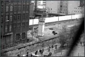The Berlin Wall Photo Taken From A Building Across The Street Berliner Mauer Berlin Geschichte Mauer