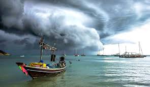 Hindari Serangan Badai, Ribuan Turis Dievakuasi dari Pulau di ...