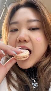 Here’s 5 mins of me eating non-stop during our trip to UK and Venice😃  pardon the bad complexion, weather too cold for my tropical climate skin😗