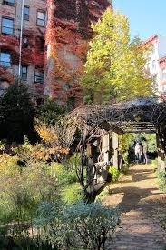 Der name leitet sich von den avenues a, b, c und d ab, den einzigen avenues . Nyc S Alphabet City Neighborhood Botanical Garden Urban Gardens Alphabet City City Garden Urban Garden