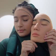 Of course she still dares to pursue her dream of becoming a singer and she also. Inilah 8 Kejanggalan Dari Film Ayat Ayat Cinta 2 Sadar Gak