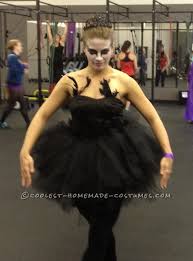 Jedes jahr steht kurz vor halloween oder karneval die gleiche frage: Coolest Homemade Black Swan Costumes