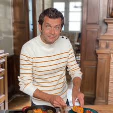 Laurent mariotte, né le 9 octobre 1969 à épinal, est un animateur de radio et de de télévision ainsi qu'un chroniqueur culinaire français. Laurent Mariotte Devoile Sa Recette Du Sorbet Fraise Basilic Sans Sorbetiere Et C Est Un Delice