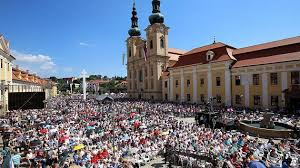 Farnost zahrnuje obce velehrad, modrá, salaš a tupesy. Na Velehrad Dorazilo 30 Tisic Vericich Papez Jmenoval Dva Nove Biskupy Denik Cz