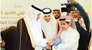 عبر مستشار خادم الحرمين الشريفين، الأمير خالد الفيصل، عن إعجابه بطالب مبتعث كان قد شارك في تقديم الحفل الخطابي الذي أقيم بمناسبة توزيع جائزة مكة للتميز، حيث كان الأمير خالد الفيصل قد توقف للحظات، بعد اعتلائه منصة. Taifchamber