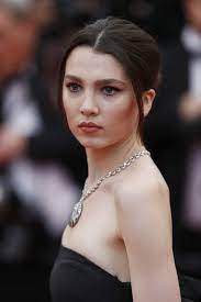 She came into the limelight when her wealthy family threw her one of the most expensive birthday party when she turned 15 years. Maya Henry Photostream Maya Model Celebs