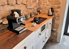 Coin salon séparé, kitchenette très partique, rideaux pierre cardin, meubles italiens faits sur mesure. La Maison Longue Auvergne Destination Volcans