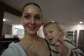 Who Is Elizabeth Olsen's Husband Robbie Arnett? Relationship, Age, Job,  Kids Explained