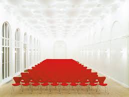 Serie 7 ist eine reihe von stapelbaren holzstühlen, die vom dänischen architekten und designer arne jacobsen entworfen wurde. Designklassiker