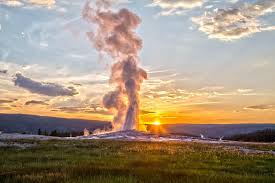 About yellowstone season 3 the dutton family, led by patriarch john dutton, controls the largest contiguous cattle ranch in the u.s. Yellowstone National Park Und Tierwelt In Kleiner Gruppe Jackson Hole 2021