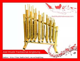 Alat musik tradisional ini memang sangat populer yang juga merupakan salah satu ikon budaya jawa barat.asal usul angklung ini berdasarkan lewat pandangan hidup masyarakat sunda yang agraris. Pin Di Tugas