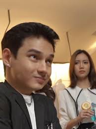 Cinta Pertama Kesempatan Kedua: Alvin Berlutut di Depan Umum