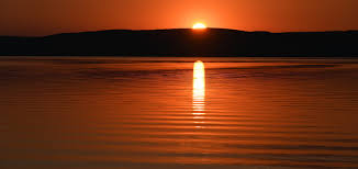 Nyári napforduló nyári napforduló az a pillanat, amikor a föld forgástengelye a legkisebb szögben hajlik el a nap sugaraitól. Drkjskiokxvgem