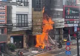 Cháy lớn cửa hàng gas ở sapa vụ cháy xảy ra vào khoảng 10h30 sáng nay tại tổ 2, thị xã sa pa, lào cai. Odscp1oqkkndrm